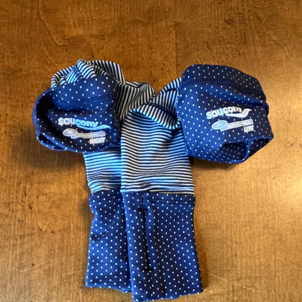{ Saucony } Running Arm Warmers Reversible blue runner navy blue polka dots - Picture 2 of 5